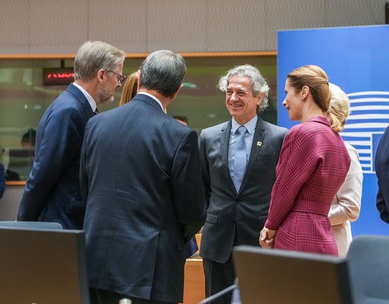 Petr Fiala se slovinským premiérem Golobem a dalšími kolegy na jednání Evropské rady. (15. 12. 2022)