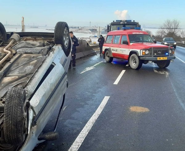 Dopravní nehoda osobního vozu v Chlumčanech (17. 12. 2022)