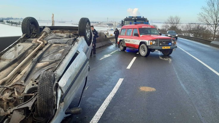 Dopravní nehoda osobního vozu v Chlumčanech (17. 12. 2022)