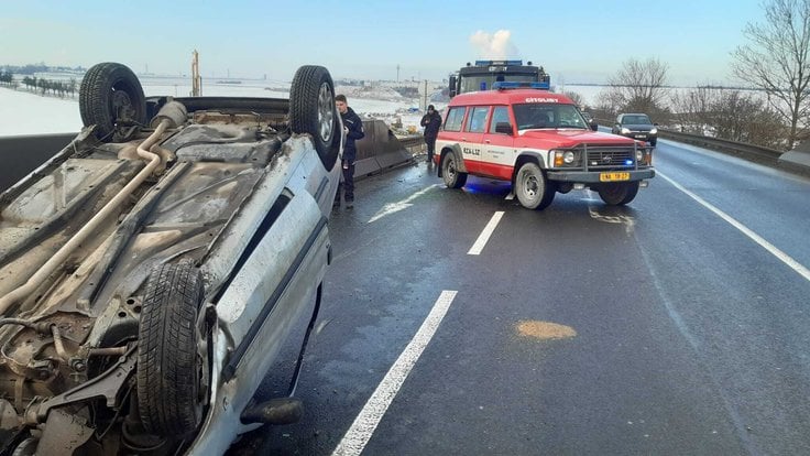 Dopravní nehoda osobního vozu v Chlumčanech (17. 12. 2022)