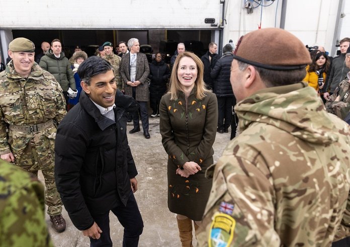 Estonská premiérka Kaja Kallas a britský premiér Rishi Sunak na estonské vojenské základně.