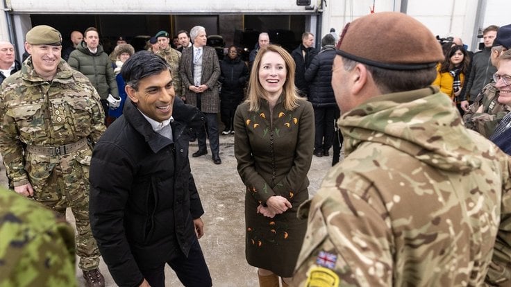 Estonská premiérka Kaja Kallas a britský premiér Rishi Sunak na estonské vojenské základně.