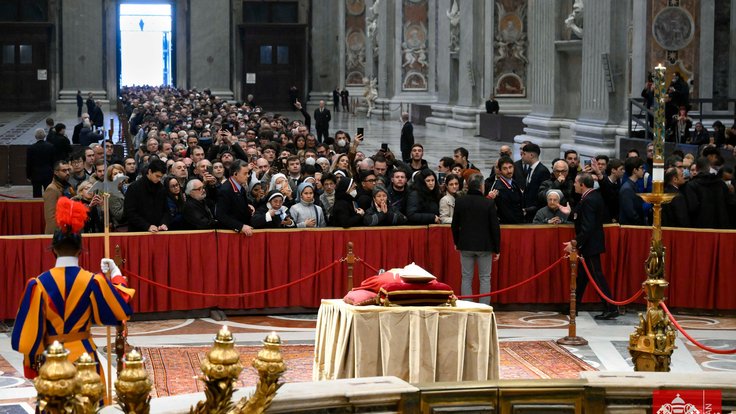 Věřící se loučí se zesnulým bývalým papežem Benediktem XVI.