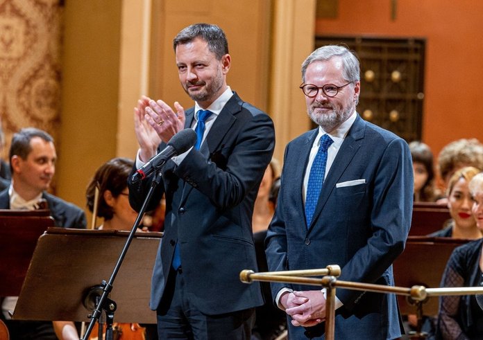 Slovenský premiér Eduard Heger po boku českého předsedy vlády Petra Fialy na oslavách 30 let samostatné České republiky.