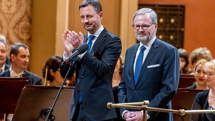 Slovenský premiér Eduard Heger po boku českého předsedy vlády Petra Fialy na oslavách 30 let samostatné České republiky.