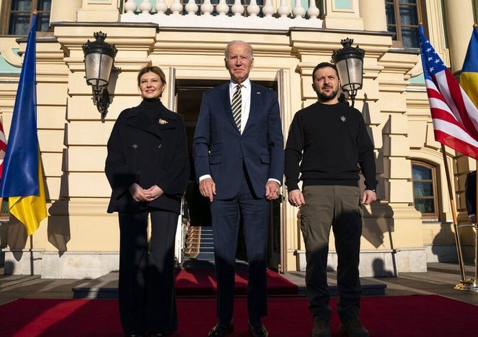 Joe Biden po boku ukrajinského prezidenta Volodymyra Zelenského a ukrajinské první dámy Oleny Zelenské při jeho neočekávané návštěvě Kyjeva (20. února 2023)