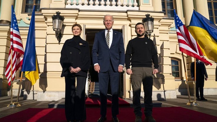 Joe Biden po boku ukrajinského prezidenta Volodymyra Zelenského a ukrajinské první dámy Oleny Zelenské při jeho neočekávané návštěvě Kyjeva (20. února 2023)