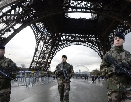 French-soldiers-guard-the-Eiffel-Tower-in-Paris