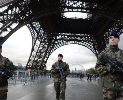 French-soldiers-guard-the-Eiffel-Tower-in-Paris