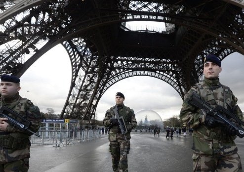 French-soldiers-guard-the-Eiffel-Tower-in-Paris