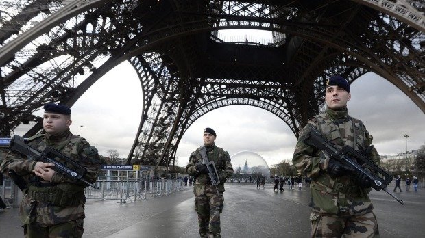 French-soldiers-guard-the-Eiffel-Tower-in-Paris