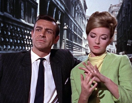 Sean Connery a italská herečka Daniela Bianchi ve filmu Srdečné pozdravy z Ruska