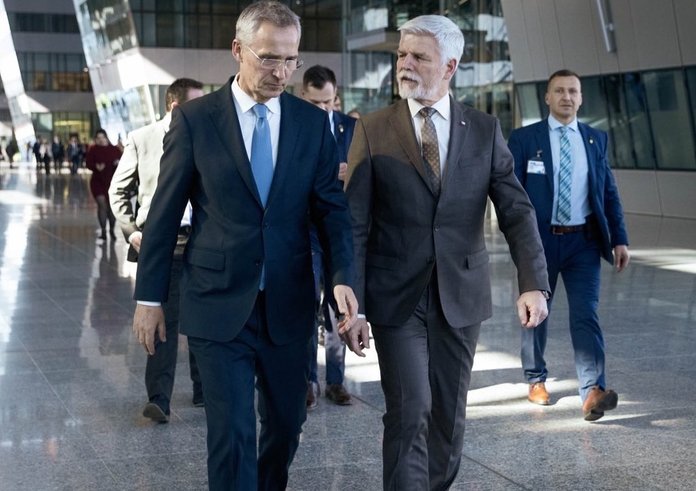 Generální tajemník NATO Jens Stoltenberg a český prezident Petr Pavel (duben 2023)