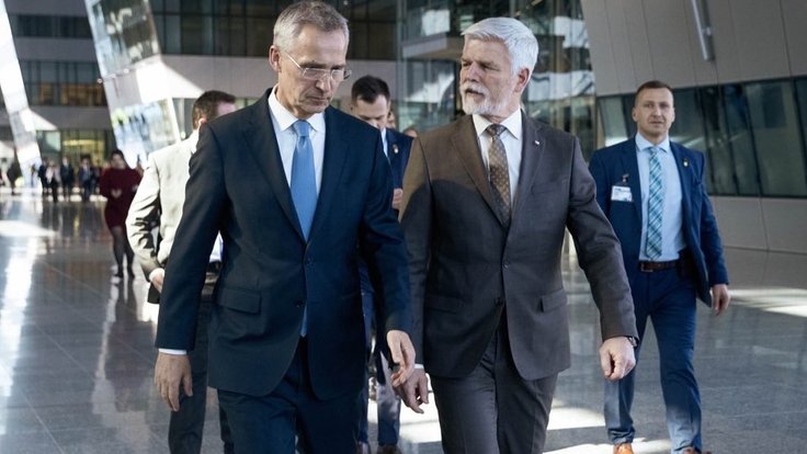 Generální tajemník NATO Jens Stoltenberg a český prezident Petr Pavel (duben 2023)