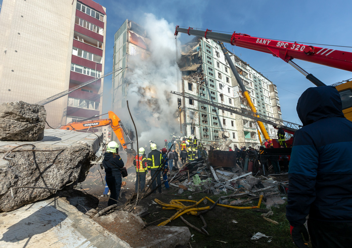 Zdevastovaný obytný dům ve městě Umaň, který v ranních hodinách 28. dubna 2023 zasáhla ruská raketa.