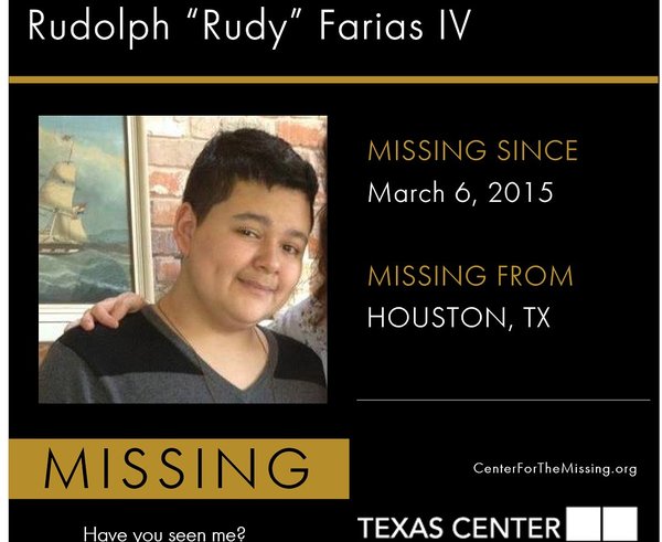 Vývěska o pohřešovaném 17letém Rudy Fariasovi.