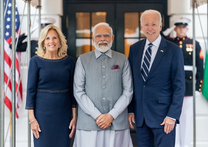 První dáma USA Jill Biden, indický premiér Naréndra Módí a americký prezident Joe Biden