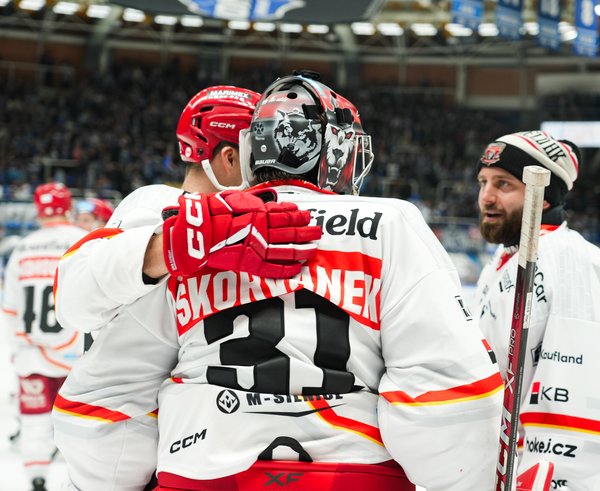 Brankář Mountfieldu Stanislav Škorvánek se spolurháči.