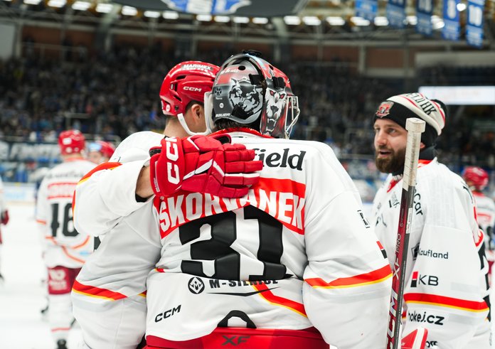 Brankář Mountfieldu Stanislav Škorvánek se spolurháči.