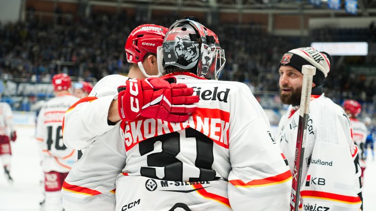 Brankář Mountfieldu Stanislav Škorvánek se spolurháči.