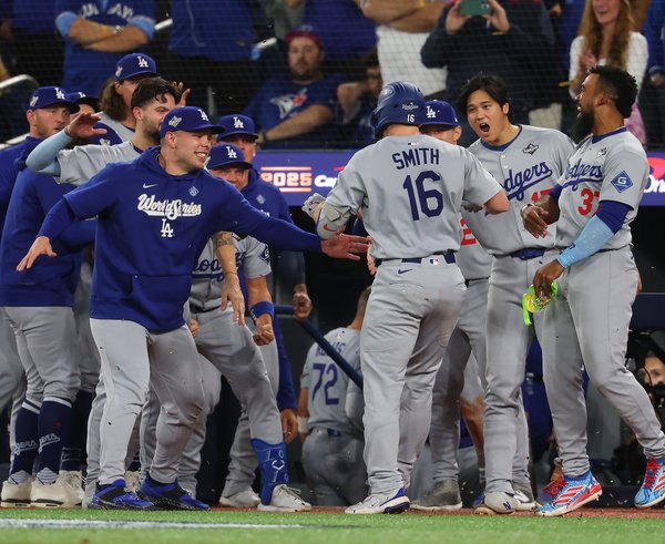 Hráči LA Dodgers slaví triumf ve Světové sérii.