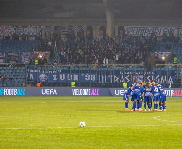 Olomoučtí v hloučku a za nimi jejich příznivci.