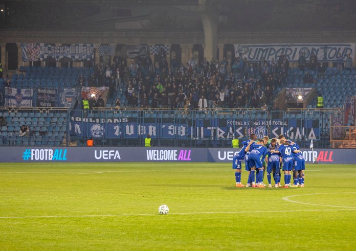 Olomoučtí v hloučku a za nimi jejich příznivci.