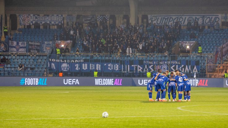 Olomoučtí v hloučku a za nimi jejich příznivci.