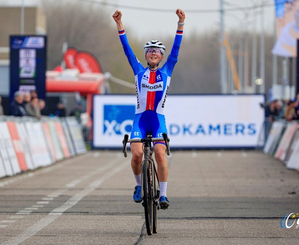 Barbora Bukovská slaví v cílové rovince.