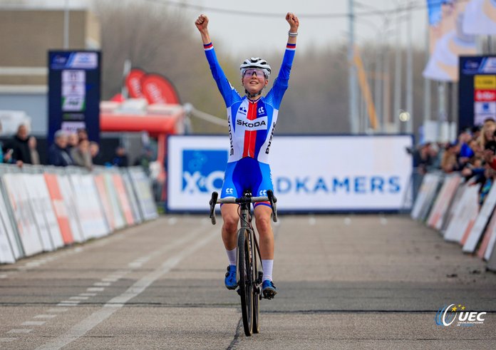 Barbora Bukovská slaví v cílové rovince.