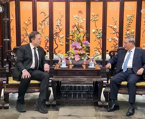 Elon Musk s čínským premiérem Li Čchiangem