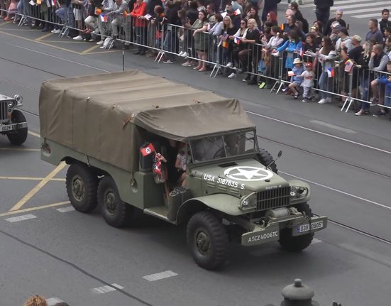 Nacistická vlajka na plzeňských oslavách svobody.