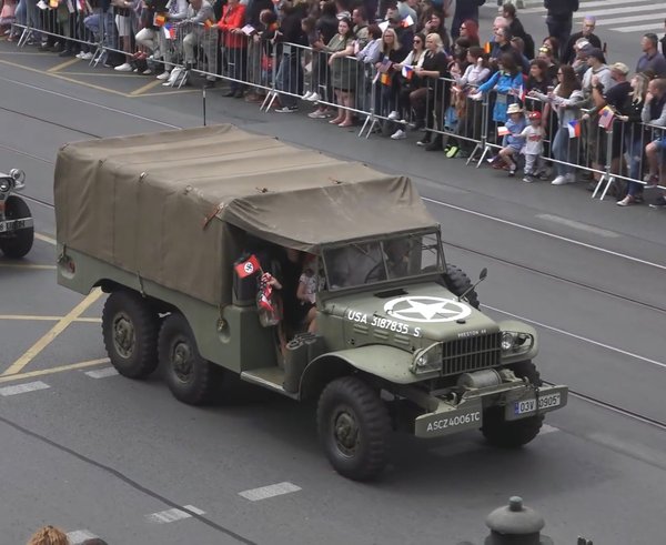 Nacistická vlajka na plzeňských oslavách svobody.