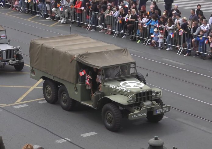 Nacistická vlajka na plzeňských oslavách svobody.