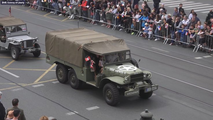 Nacistická vlajka na plzeňských oslavách svobody.