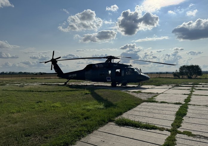 Český vrtulník nasazený pro hašení požárů v Bulharsku.