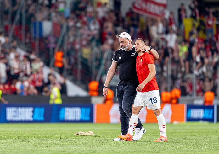 Zklamaný trenér Jindřich Trpišovský a kapitán Jan Bořil.