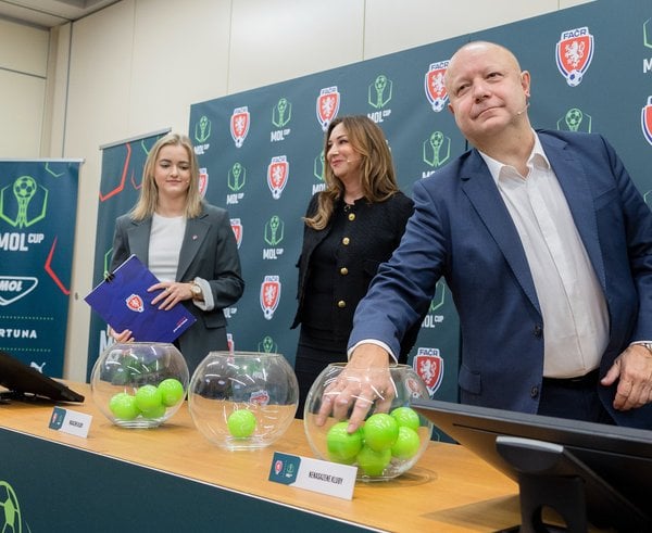 Petr Fousek losuje osmifinálové dvojice MOL Cupu.