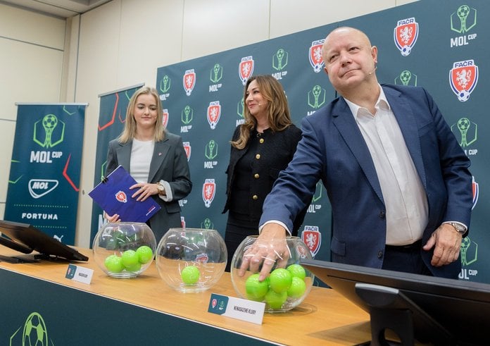 Petr Fousek losuje osmifinálové dvojice MOL Cupu.