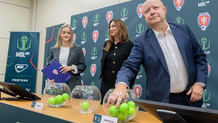 Petr Fousek losuje osmifinálové dvojice MOL Cupu.