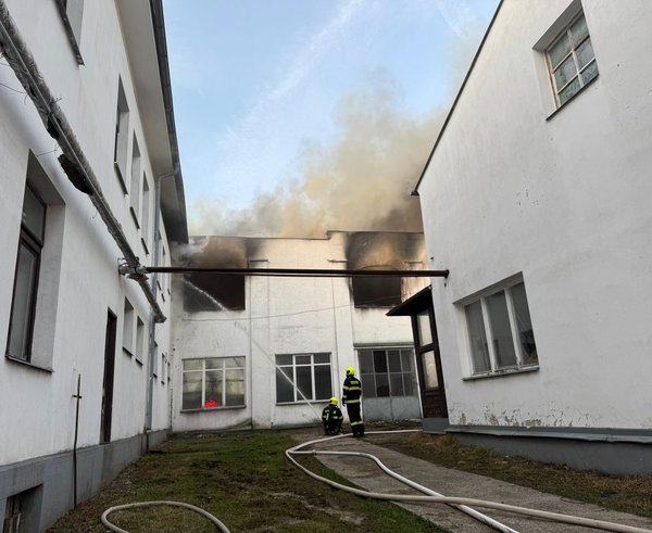 Požár průmyslové haly ve Frýdlantu nad Ostravicí