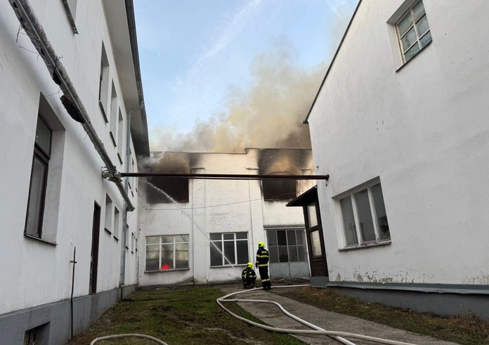 Požár průmyslové haly ve Frýdlantu nad Ostravicí