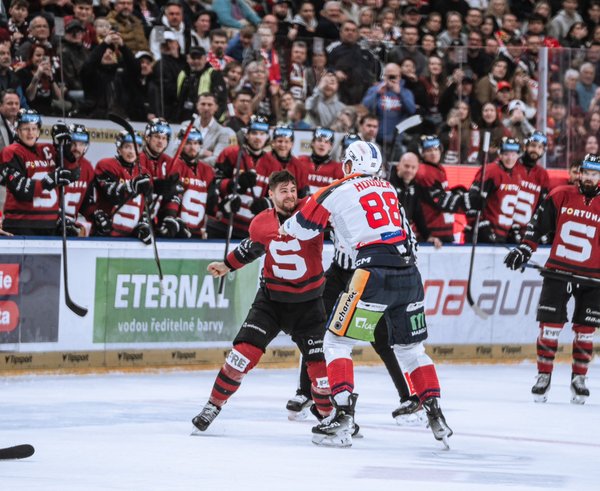 V zápase Sparta - Pardubice došlo i na bitku.