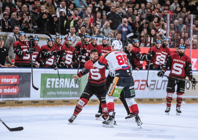 V zápase Sparta - Pardubice došlo i na bitku.