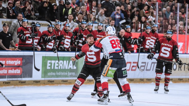 V zápase Sparta - Pardubice došlo i na bitku.