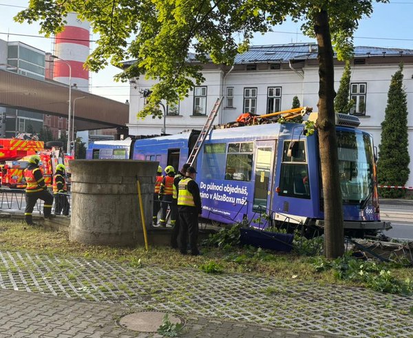 V Ostravě vykolejila tramvaj na chodník