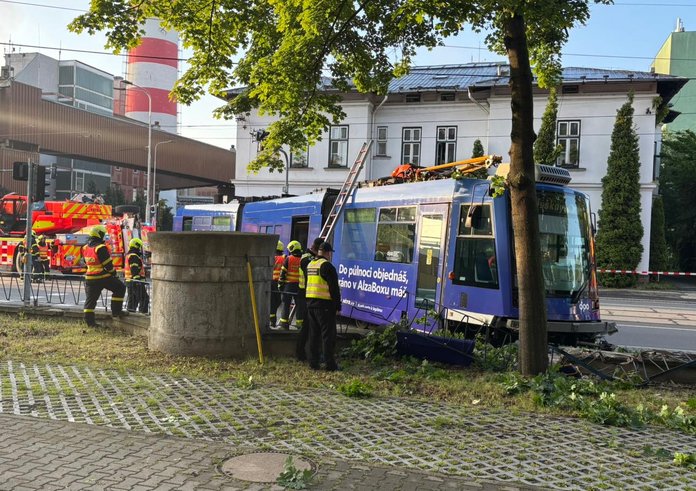 V Ostravě vykolejila tramvaj na chodník