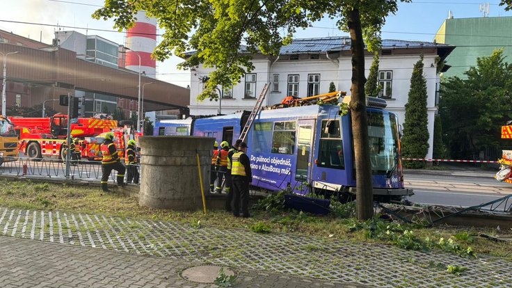 V Ostravě vykolejila tramvaj na chodník