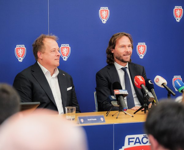 Předseda FAČR David Trunda a manažer reprezentací Pavel Nedvěd.