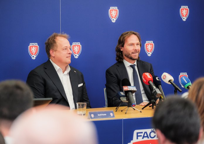 Předseda FAČR David Trunda a manažer reprezentací Pavel Nedvěd.